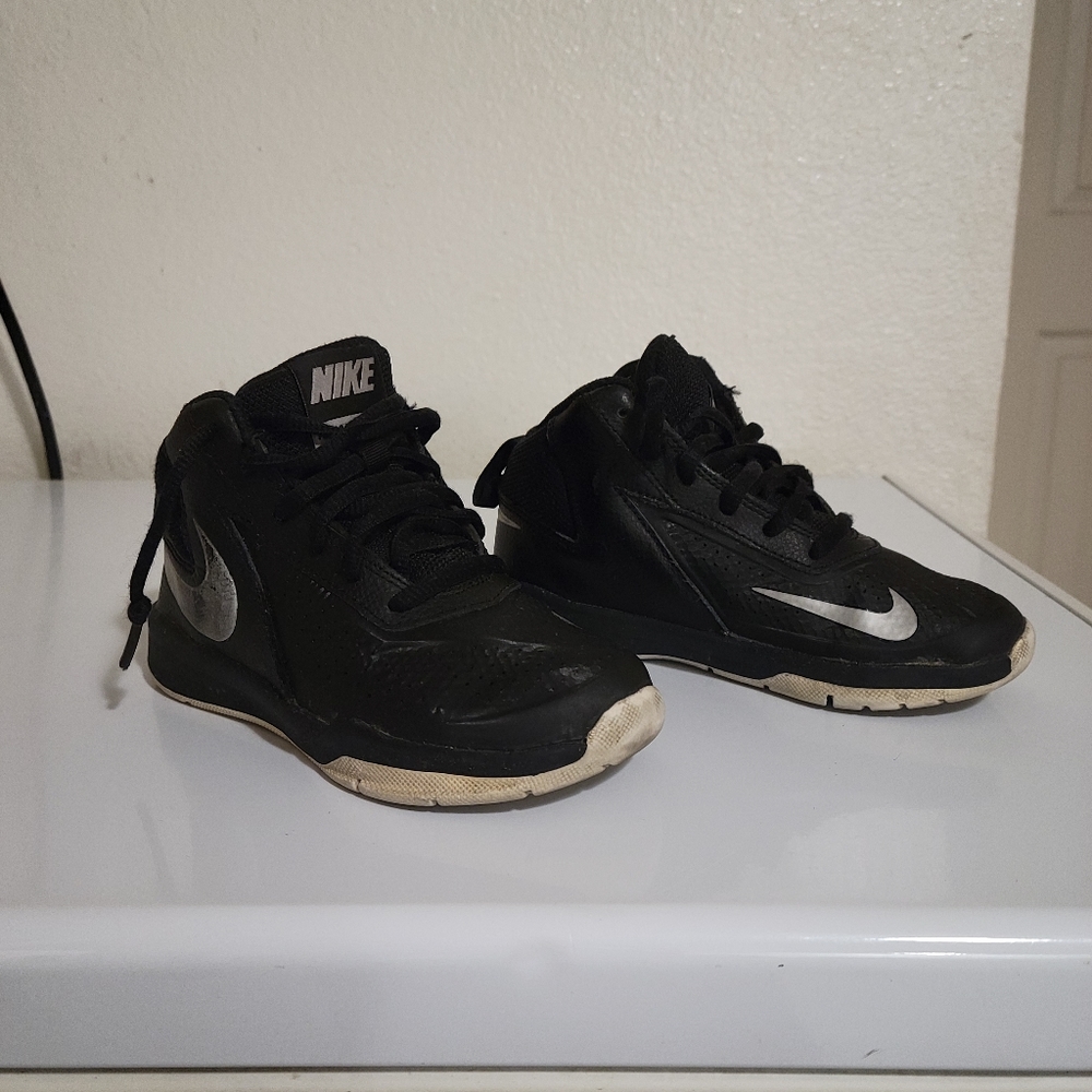 Kids Nikes - Picture 3 of 5